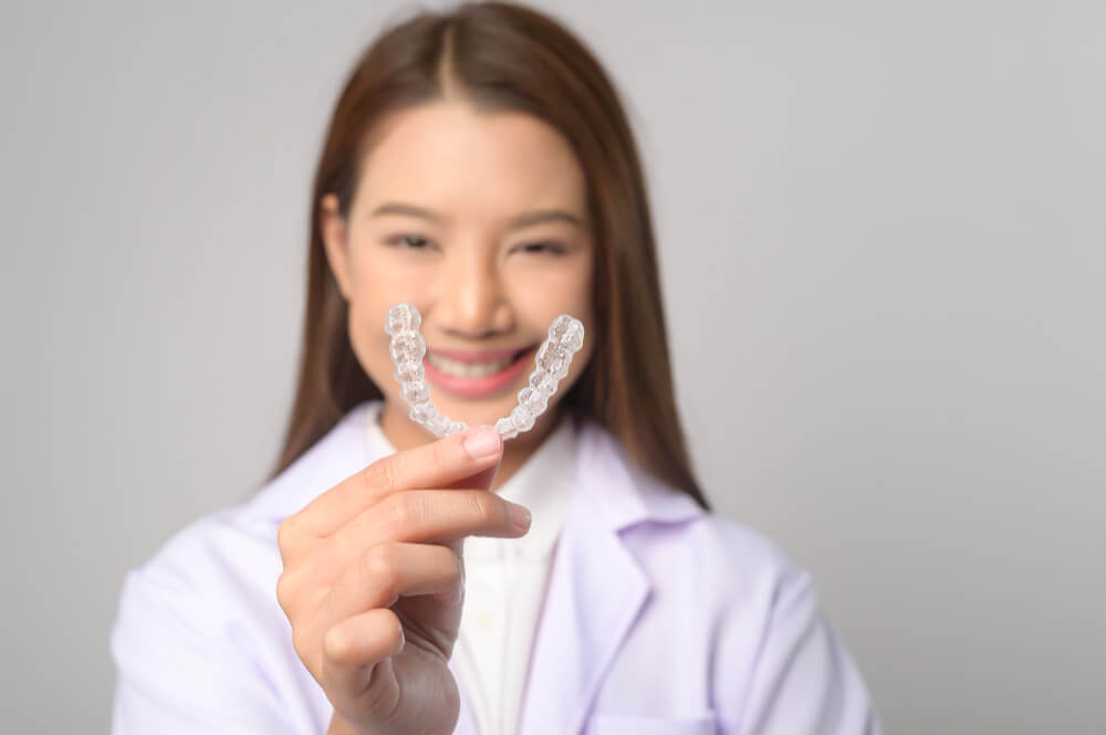 perbedaan-invisalign-dan-behel